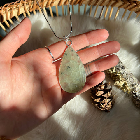 Prehnite Necklace "Taylor"