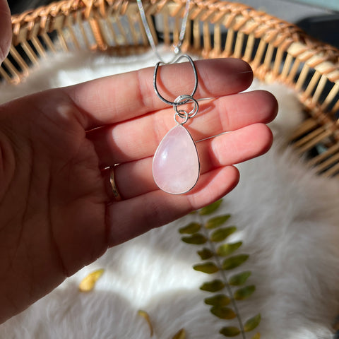 Rose Quartz Necklace "Elsie"