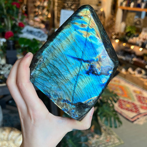 Ravenstone Crystals Labradorite "Ellen"